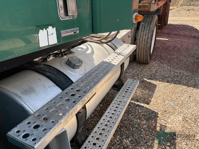 Image of Freightliner Columbia equipment image 4
