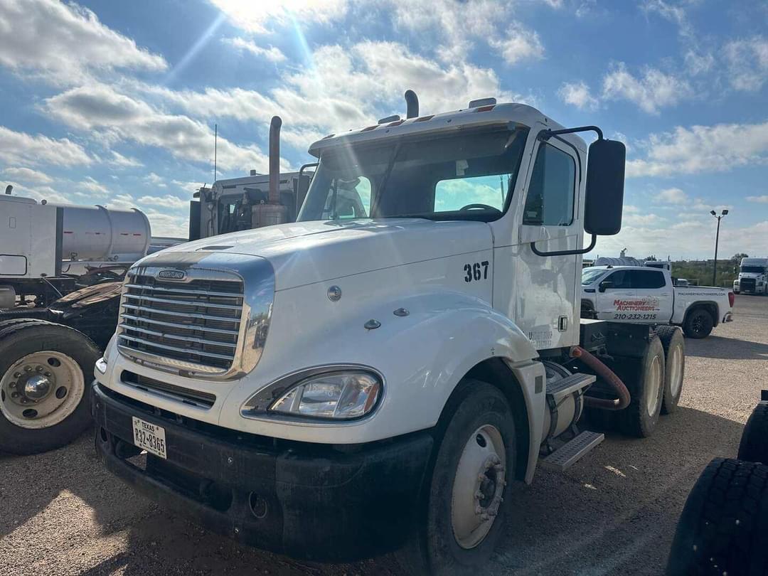 Image of Freightliner Columbia 120 Primary image