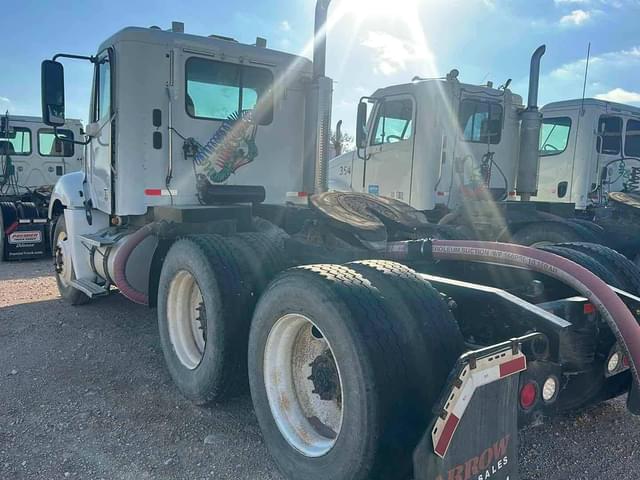 Image of Freightliner Columbia 120 equipment image 3