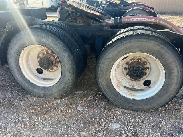 Image of Freightliner Columbia 120 equipment image 4