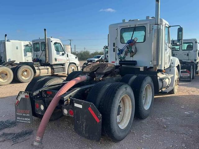 Image of Freightliner Columbia 120 equipment image 2