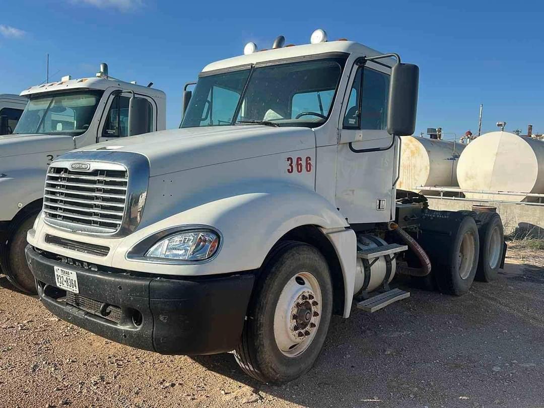 Image of Freightliner Columbia 120 Primary image