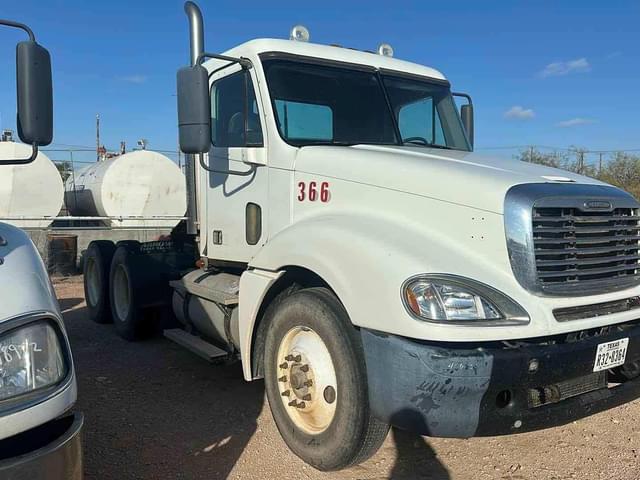 Image of Freightliner Columbia 120 equipment image 1