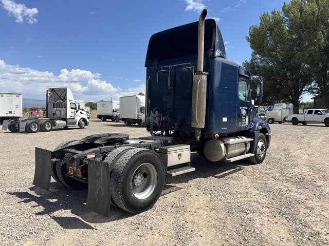 Image of Freightliner Columbia 120 equipment image 4