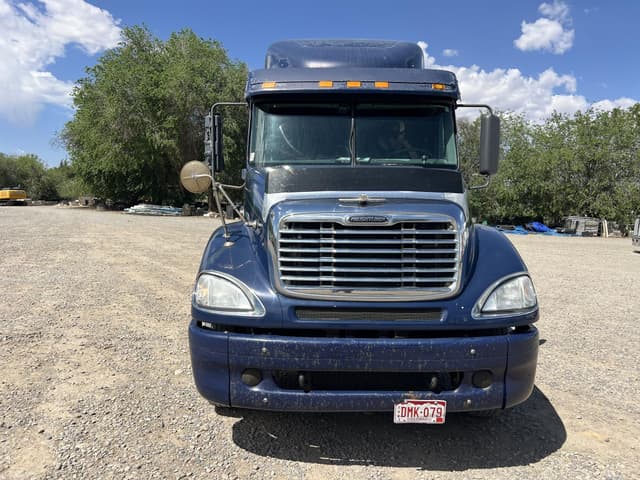 Image of Freightliner Columbia 120 equipment image 1
