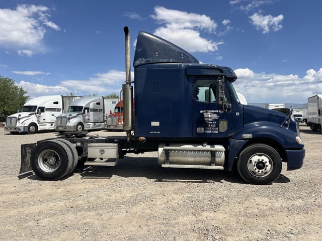 Image of Freightliner Columbia 120 equipment image 3