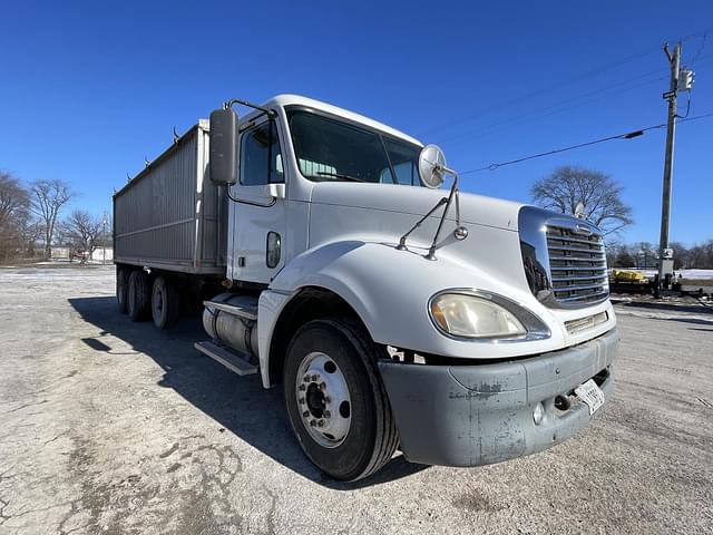 Image of Freightliner Columbia 120 equipment image 3