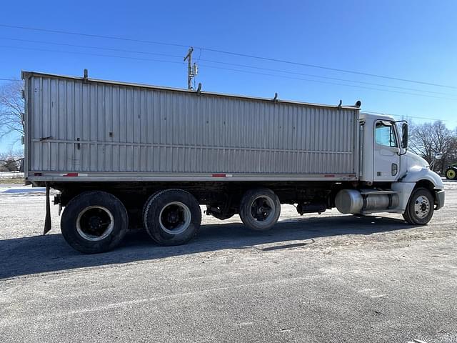 Image of Freightliner Columbia 120 equipment image 4