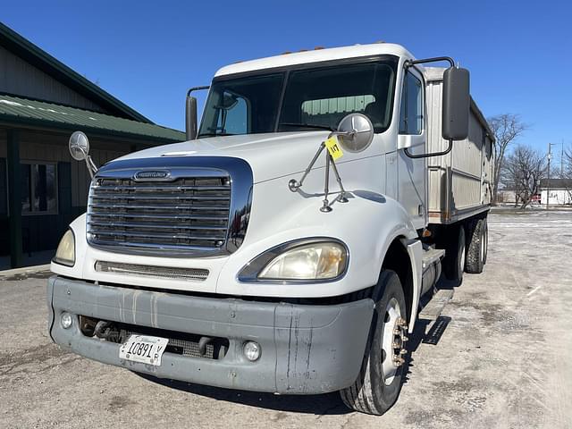 Image of Freightliner Columbia 120 equipment image 1