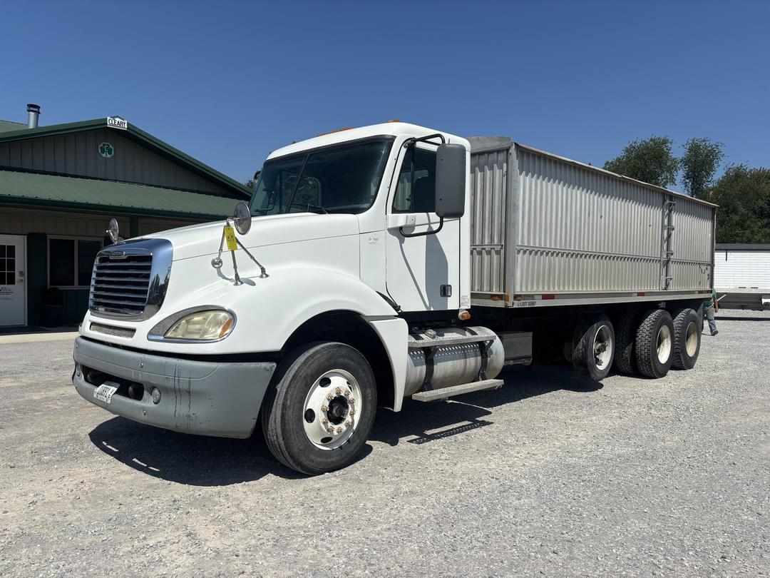 Image of Freightliner Columbia 120 Primary image