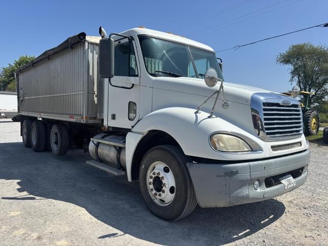 Image of Freightliner Columbia 120 equipment image 2
