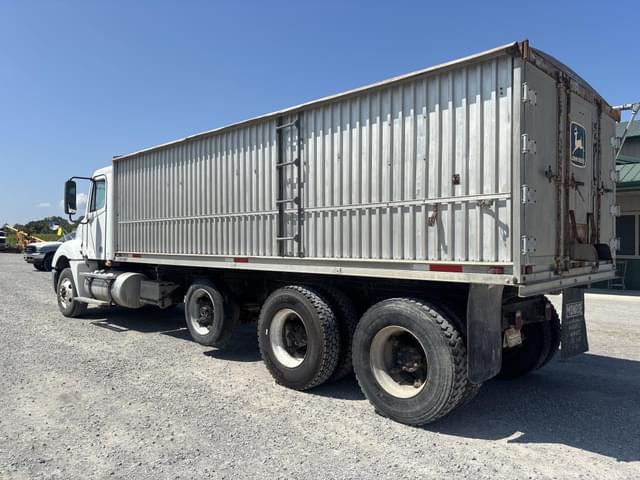 Image of Freightliner Columbia 120 equipment image 4