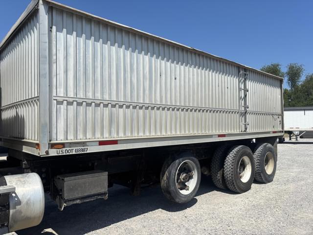 Image of Freightliner Columbia 120 equipment image 3