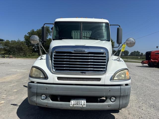 Image of Freightliner Columbia 120 equipment image 1