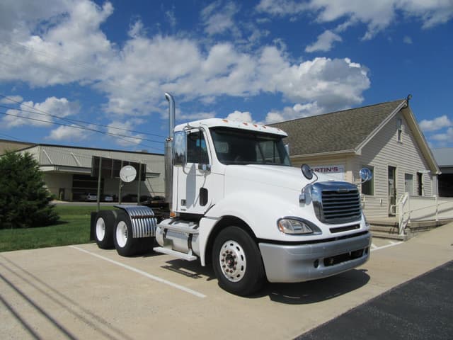 Image of Freightliner Columbia 120 equipment image 2