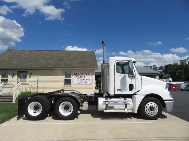 Image of Freightliner Columbia 120 equipment image 3