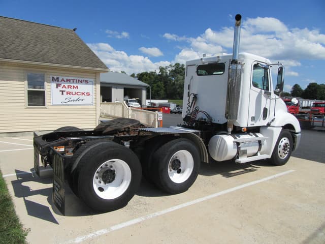 Image of Freightliner Columbia 120 equipment image 4