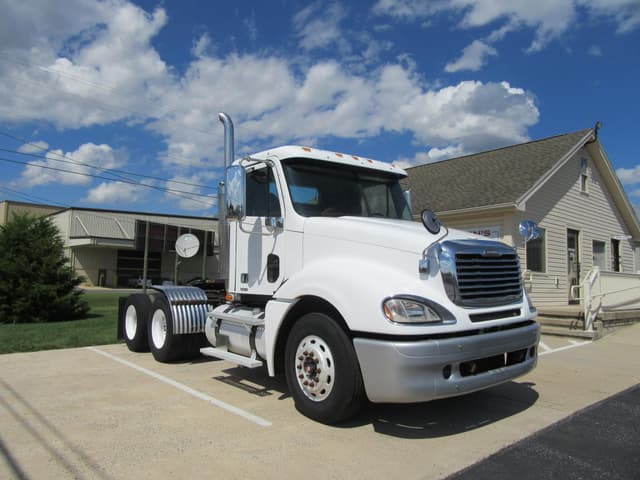 Image of Freightliner Columbia 120 equipment image 1