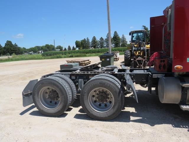 Image of Freightliner Columbia 120 equipment image 2