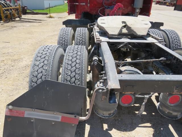 Image of Freightliner Columbia 120 equipment image 4