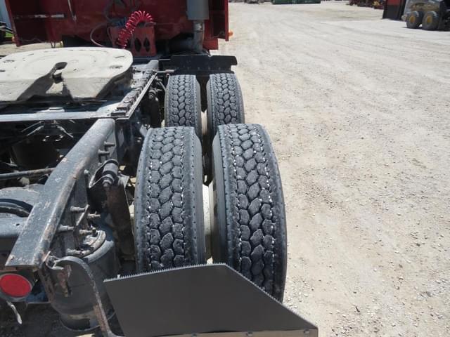 Image of Freightliner Columbia 120 equipment image 3