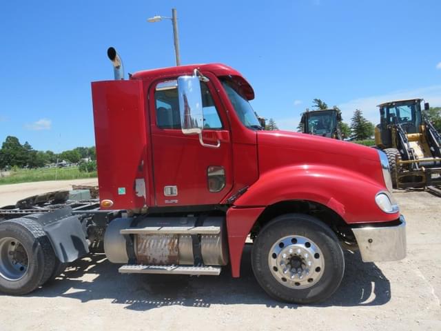 Image of Freightliner Columbia 120 equipment image 1