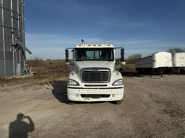 Image of Freightliner Columbia 120 equipment image 4