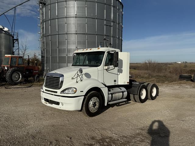 Image of Freightliner Columbia 120 equipment image 2