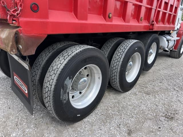 Image of Freightliner Columbia 120 equipment image 3