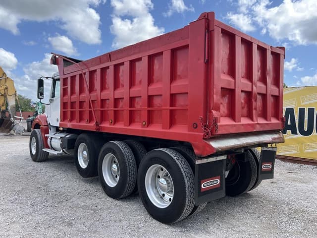 Image of Freightliner Columbia 120 equipment image 2