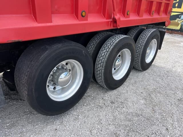 Image of Freightliner Columbia 120 equipment image 1