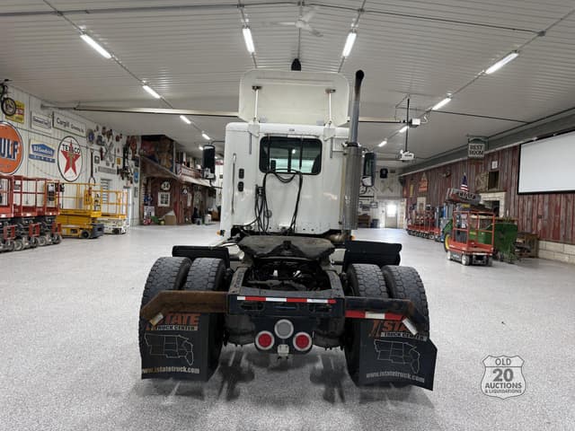 Image of Freightliner Columbia 120 equipment image 3