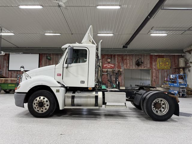 Image of Freightliner Columbia 120 equipment image 1