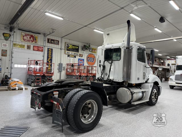 Image of Freightliner Columbia 120 equipment image 4