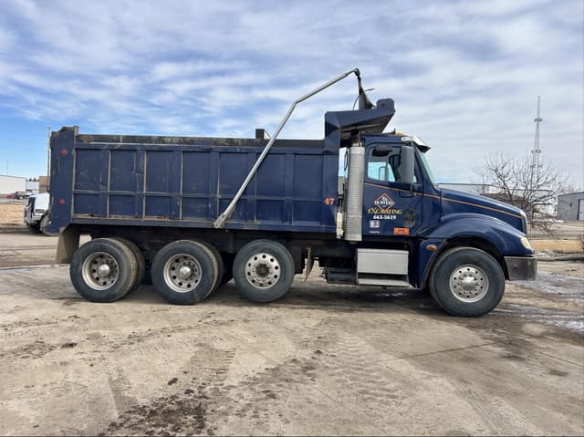 Image of Freightliner Columbia 120 equipment image 3