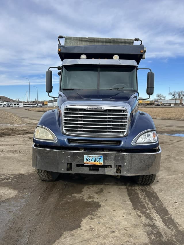 Image of Freightliner Columbia 120 equipment image 1