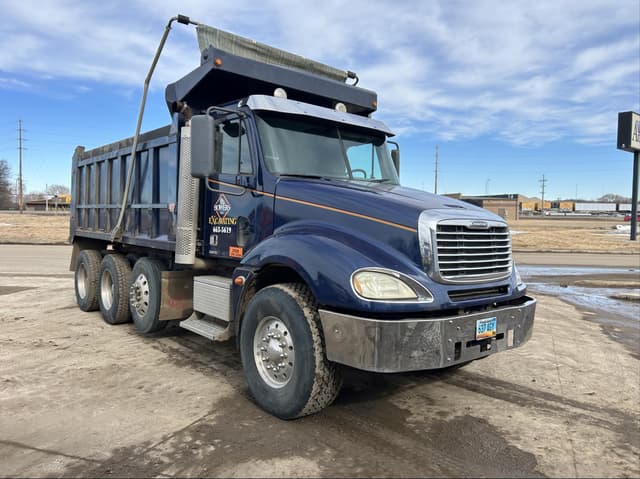 Image of Freightliner Columbia 120 equipment image 2
