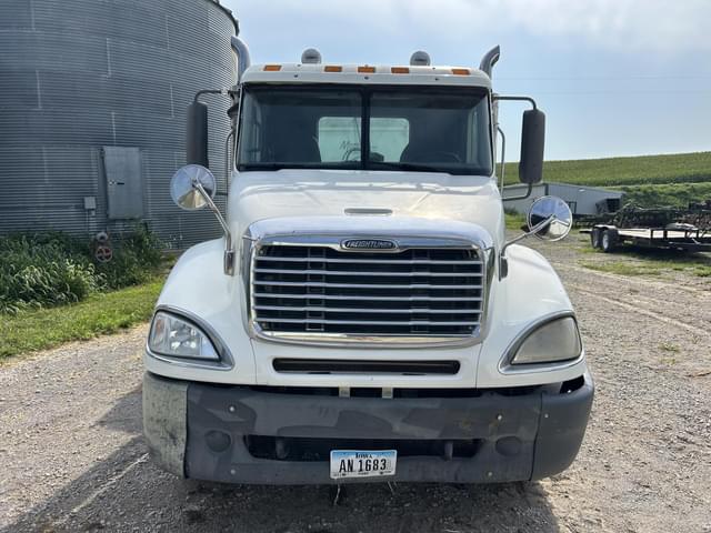 Image of Freightliner Columbia 120 equipment image 4