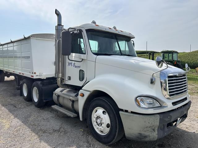 Image of Freightliner Columbia 120 equipment image 3