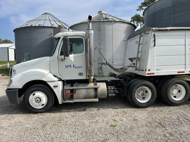 Image of Freightliner Columbia 120 equipment image 1