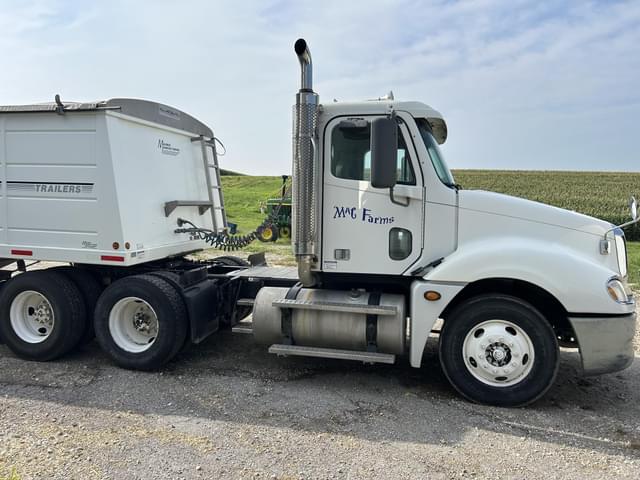 Image of Freightliner Columbia 120 equipment image 2