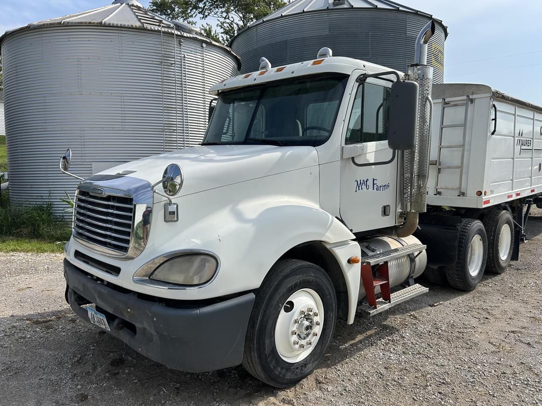 Image of Freightliner Columbia 120 Primary image