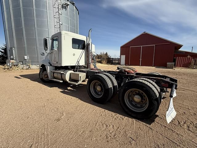 Image of Freightliner Columbia 120 equipment image 3