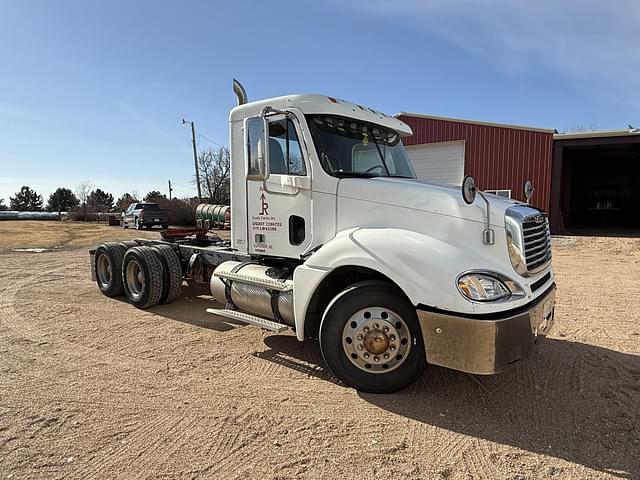 Image of Freightliner Columbia 120 equipment image 4