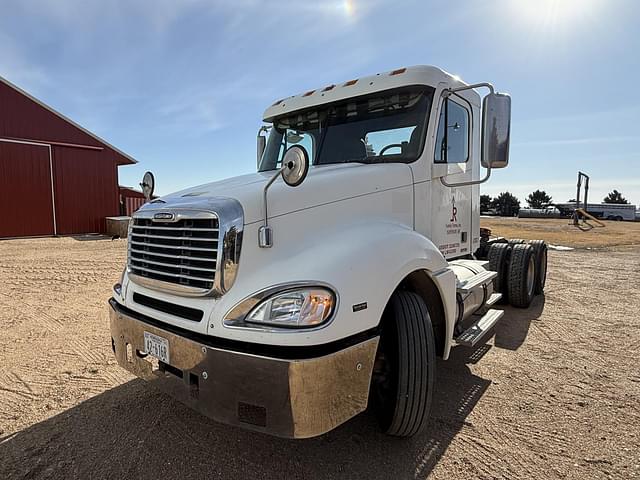 Image of Freightliner Columbia 120 equipment image 2