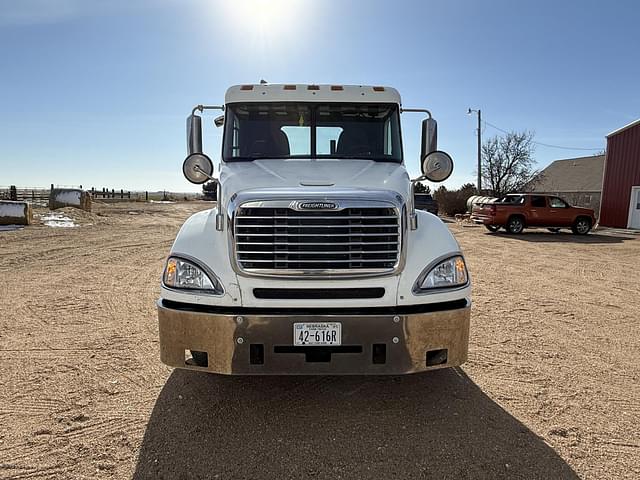 Image of Freightliner Columbia 120 equipment image 1