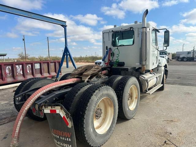 Image of Freightliner Columbia 120 equipment image 1