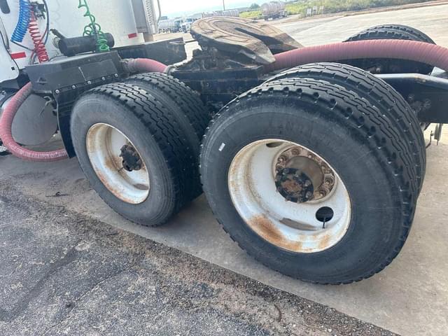 Image of Freightliner Columbia 120 equipment image 4