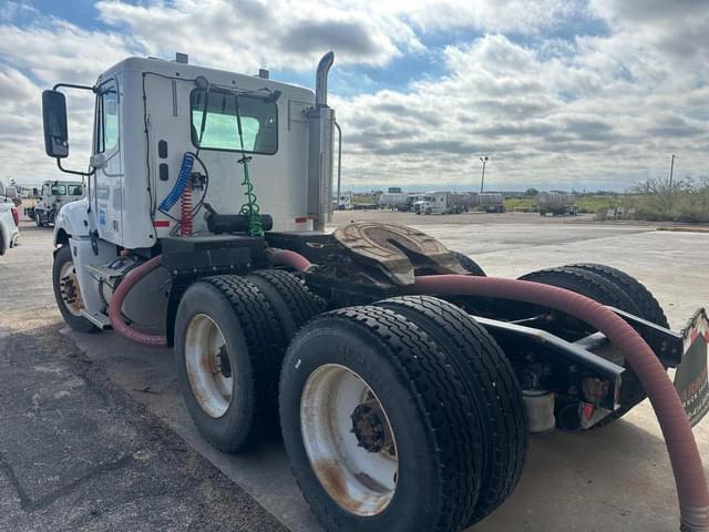 Image of Freightliner Columbia 120 equipment image 3