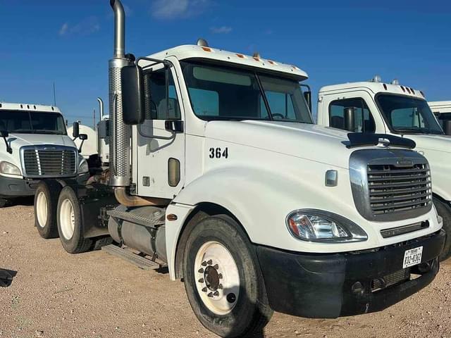 Image of Freightliner Columbia 120 equipment image 1